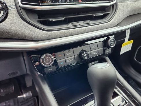 Used 2025 Jeep Compass Latitude image 14