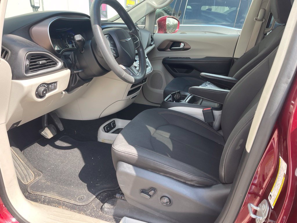 Used 2018 Chrysler Pacifica Touring Plus FWD image 3