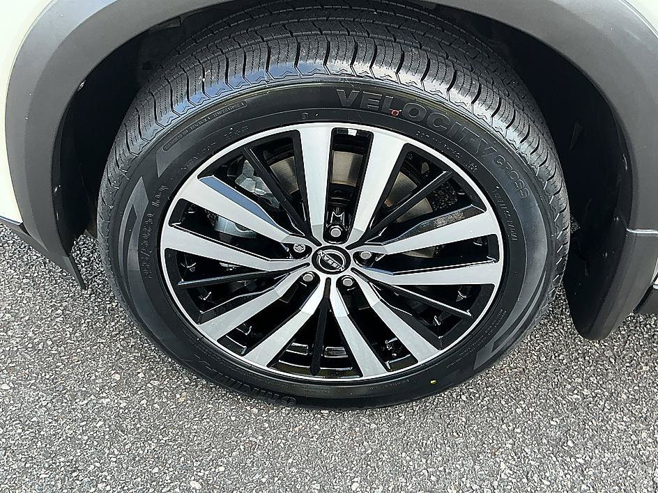 Certified 2024 Nissan Pathfinder Platinum w/ Black Appearance Package AWD/4WD image 10