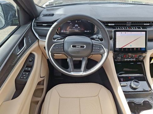 New 2025 Jeep Grand Cherokee Limited w/ Luxury Tech Group II AWD/4WD image 8