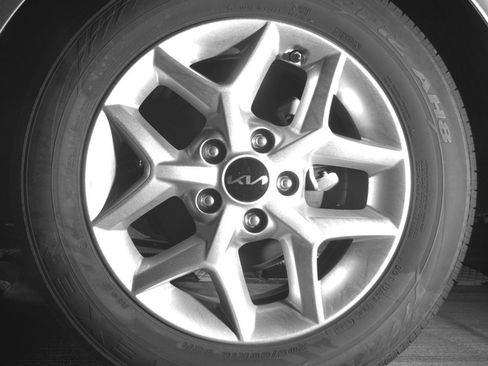 Used 2025 Kia Soul LX w/ LX Technology Package FWD image 14