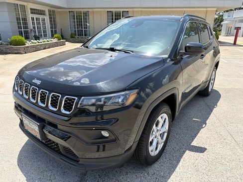 Used 2024 Jeep Compass Latitude AWD/4WD image 2