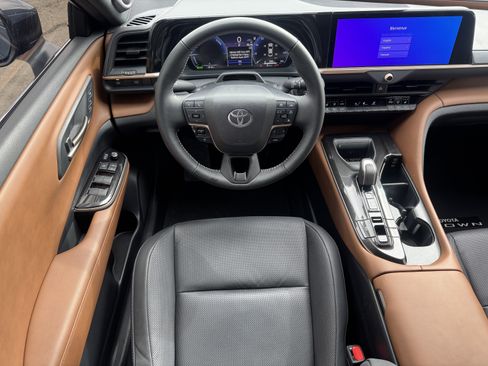 Used 2025 Toyota Crown Limited w/ Advanced Technology Package image 17