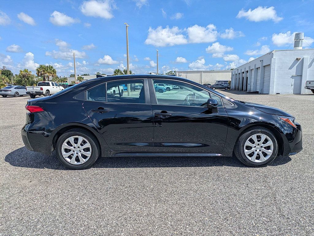 Used 2024 Toyota Corolla LE FWD image 2