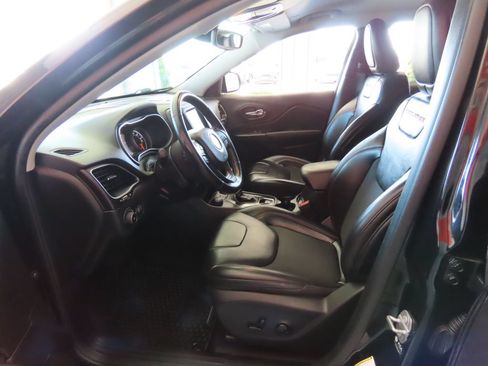 Used 2021 Jeep Cherokee Trailhawk w/ Trailer Tow Group AWD/4WD image 21