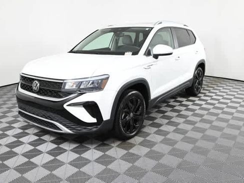Used 2023 Volkswagen Taos SE w/ Panoramic Sunroof Package FWD image 2