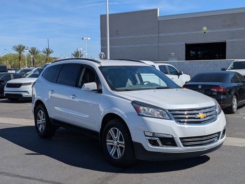 Used 2017 Chevrolet Traverse LT image 3