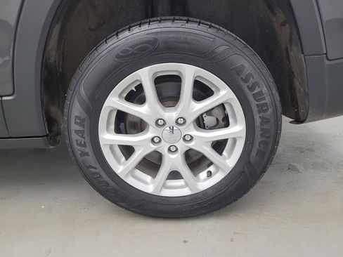 Used 2016 Jeep Cherokee Latitude w/ Cold Weather Group AWD/4WD image 31