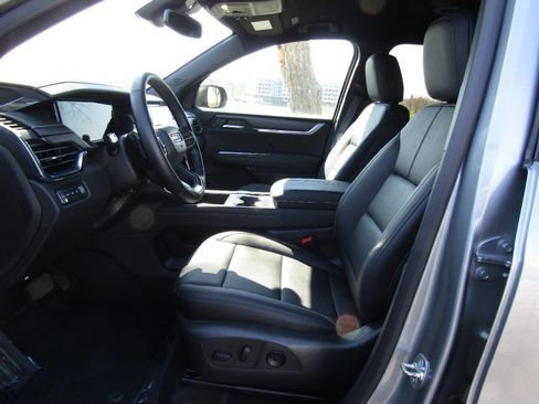 Used 2025 GMC Acadia Elevation w/ Elevation Premium Package image 12