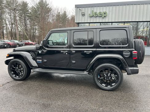 Used 2022 Jeep Wrangler Unlimited Sahara w/ Cold Weather Group image 8