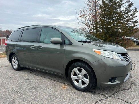 Used 2011 Toyota Sienna LE w/ Towing Pkg FWD image 2