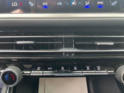 Used 2024 Chevrolet Traverse LT image 10