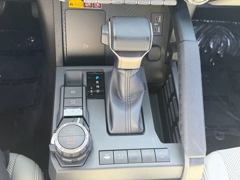 Used 2025 Toyota Tacoma Limited AWD/4WD image 28