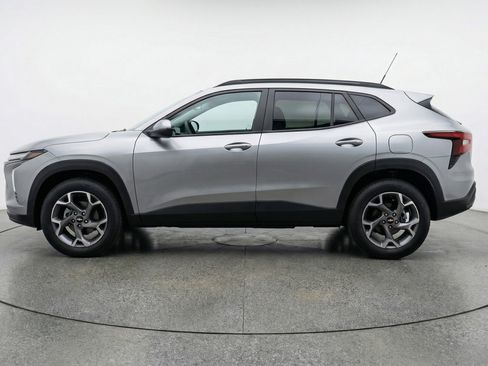 Used 2025 Chevrolet Trax LT FWD image 5