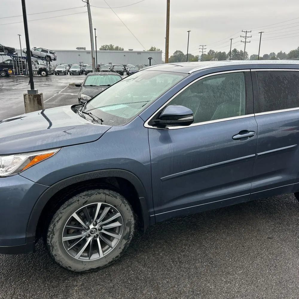 Used 2018 Toyota Highlander XLE AWD/4WD image 2
