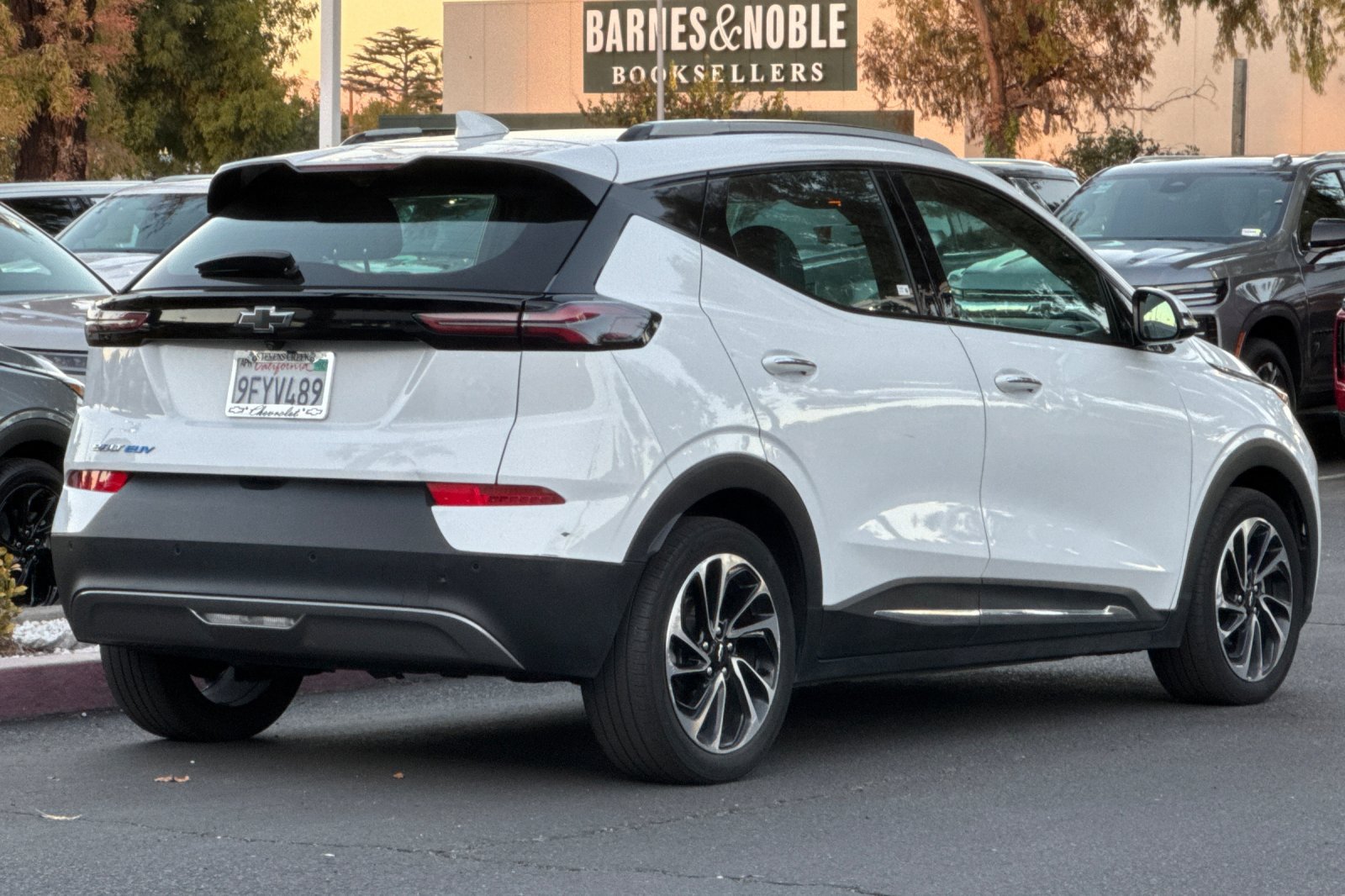 Used 2023 Chevrolet Bolt EUV Premier w/ Sun & Sound Package FWD image 5