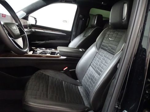 Certified 2025 Cadillac Escalade ESV Sport Platinum w/ LPO, ONYX Package AWD/4WD image 2