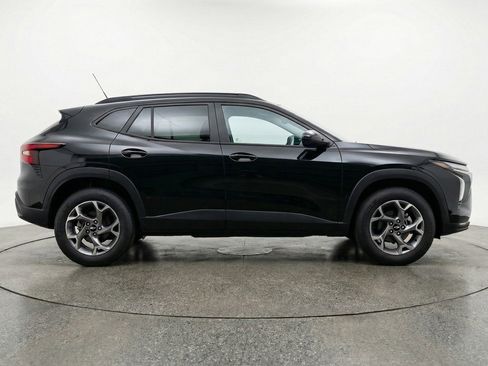 Used 2025 Chevrolet Trax LT image 11