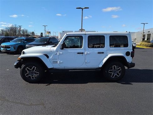 Used 2024 Jeep Wrangler Sahara image 4