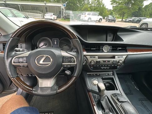 Used 2017 Lexus ES 350 w/ Luxury Package FWD image 9