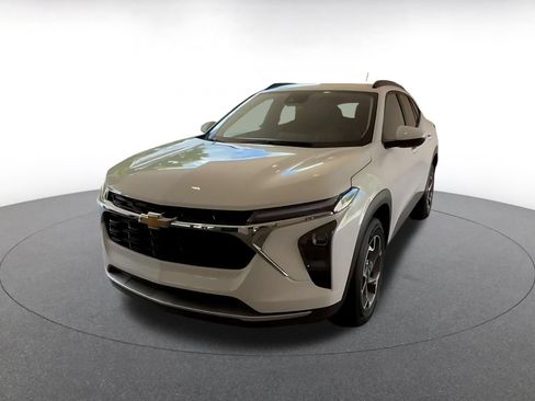 Used 2025 Chevrolet Trax LT FWD image 6