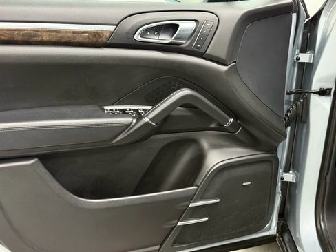 Used 2018 Porsche Cayenne Platinum Edition image 16