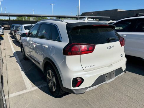 Used 2022 Kia Niro LX image 3