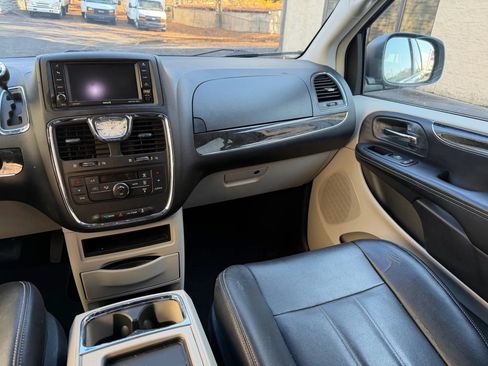 Used 2014 Chrysler Town & Country Touring FWD image 12