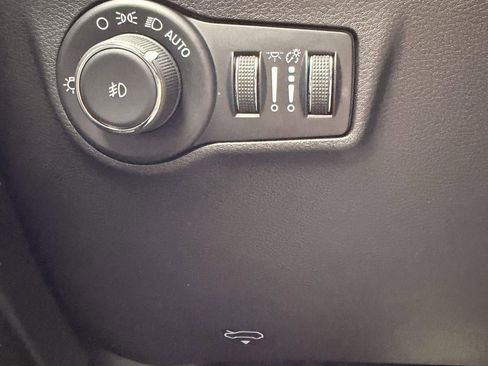 Used 2025 Jeep Compass Latitude image 14