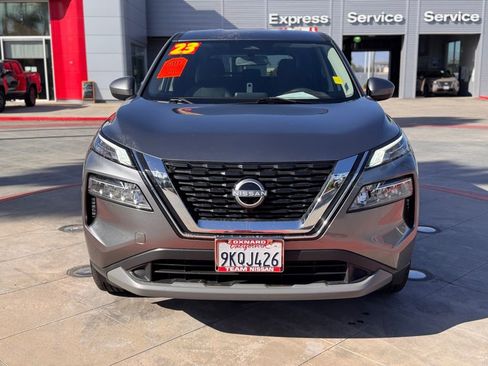 Used 2023 Nissan Rogue SV image 3