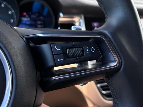 Certified 2022 Porsche Macan AWD/4WD image 17