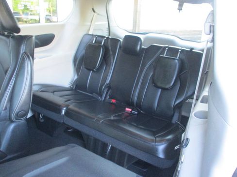 Used 2023 Chrysler Pacifica Touring-L FWD image 20