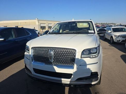 Used 2024 Lincoln Navigator Reserve image 4