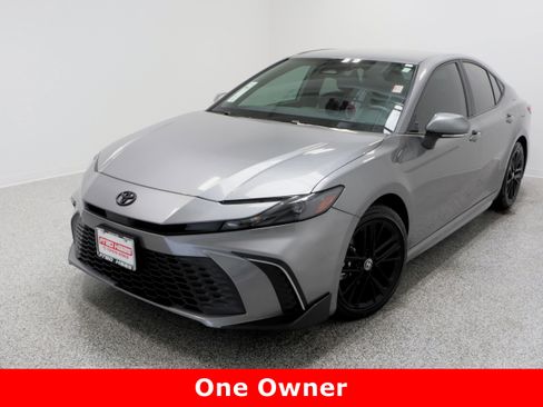 Used 2025 Toyota Camry SE image 2