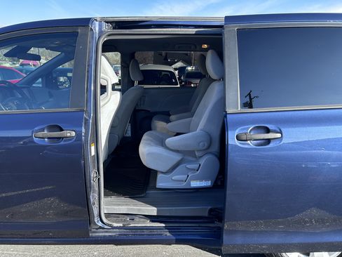 Used 2020 Toyota Sienna L image 11