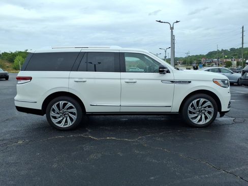 Used 2022 Lincoln Navigator Reserve AWD/4WD image 9