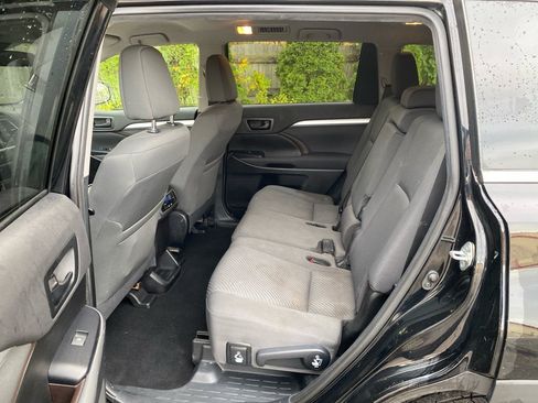 Used 2019 Toyota Highlander LE image 18