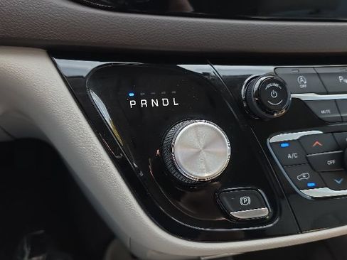 Used 2019 Chrysler Pacifica Touring-L FWD image 12
