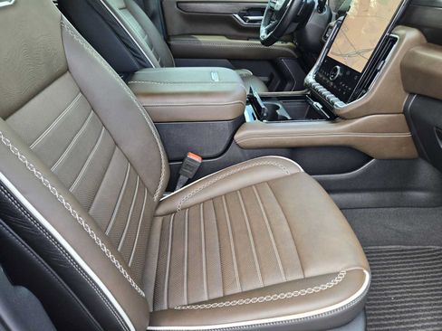 Certified 2025 GMC Yukon Denali Ultimate AWD/4WD image 15