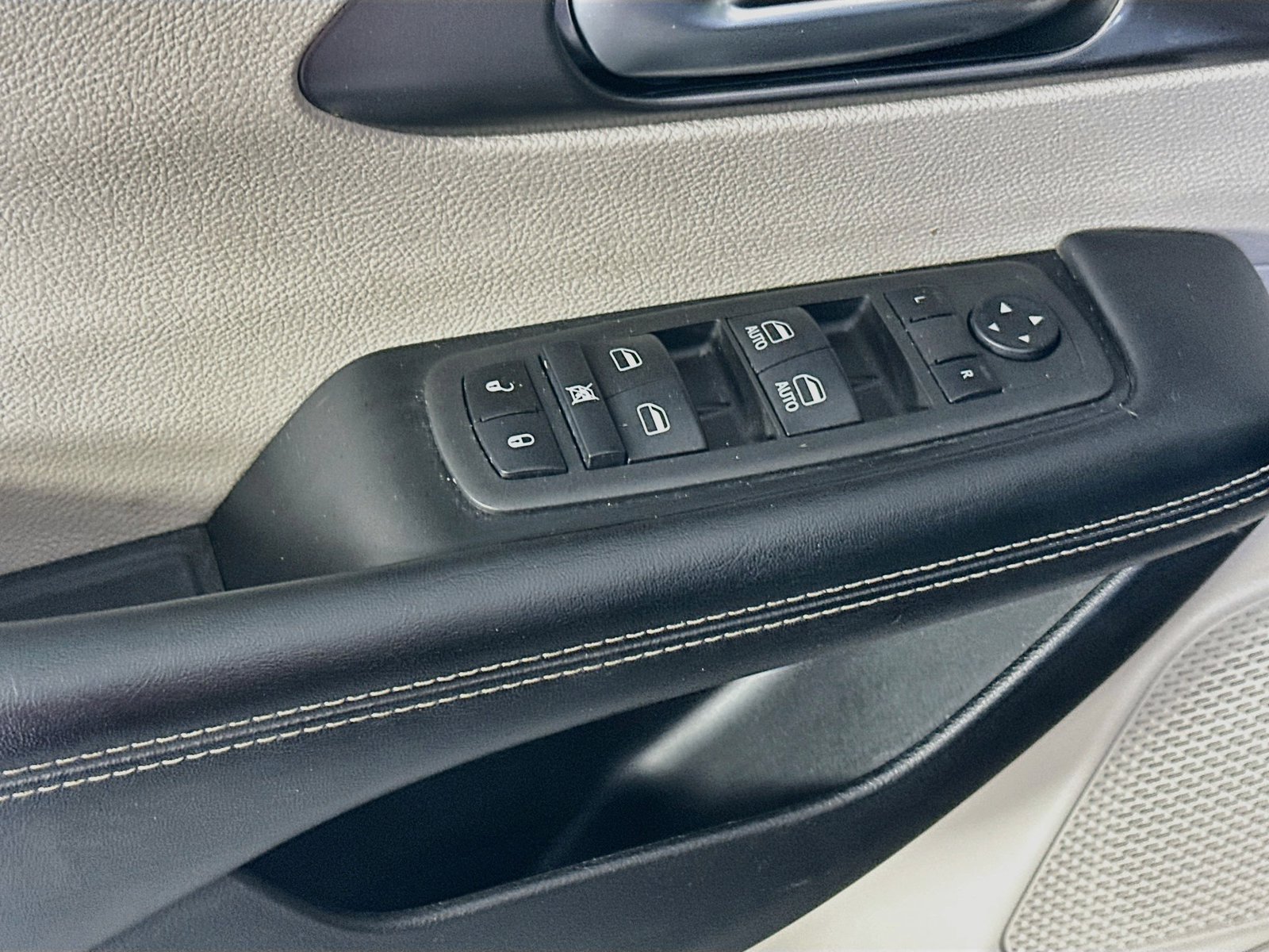 Used 2022 Chrysler Pacifica Touring-L FWD image 16