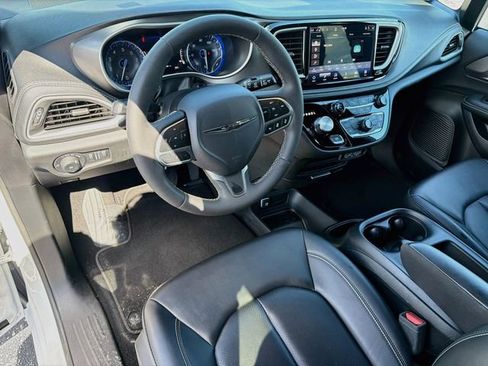 Used 2025 Chrysler Pacifica Select FWD image 10