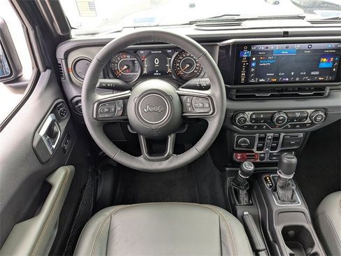 Used 2025 Jeep Gladiator Mojave w/ Safety Group image 15