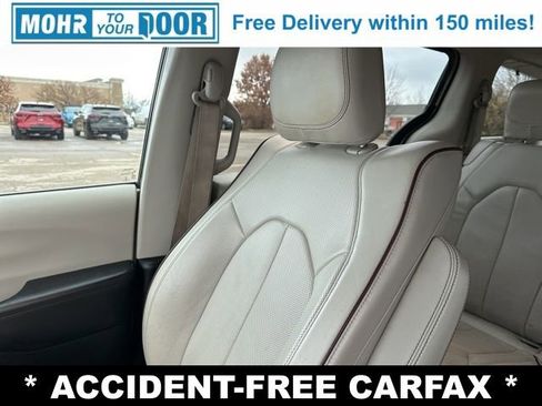 Used 2018 Chrysler Pacifica Limited image 26