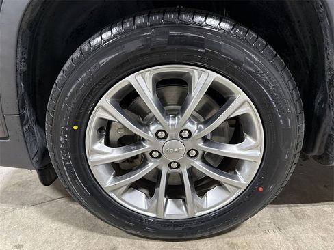 Used 2020 Jeep Cherokee Latitude Plus image 25