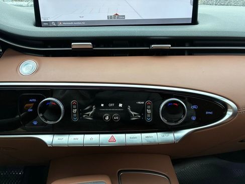 Used 2023 Genesis GV70 2.5T w/ Advanced Package image 35