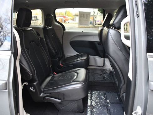 Used 2022 Chrysler Pacifica Touring-L image 26