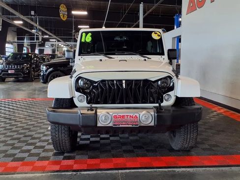 Used 2016 Jeep Wrangler Unlimited Sahara image 2