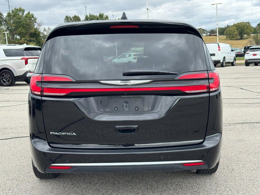 Used 2025 Chrysler Pacifica Select FWD image 5