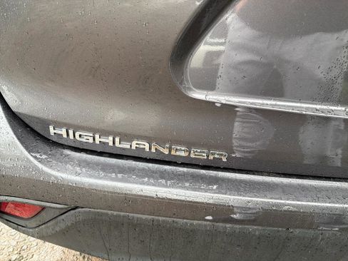 Used 2024 Toyota Highlander XLE AWD/4WD image 9