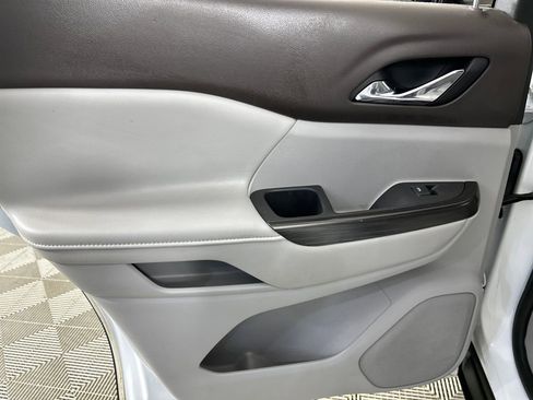 Used 2018 GMC Acadia SLT image 15